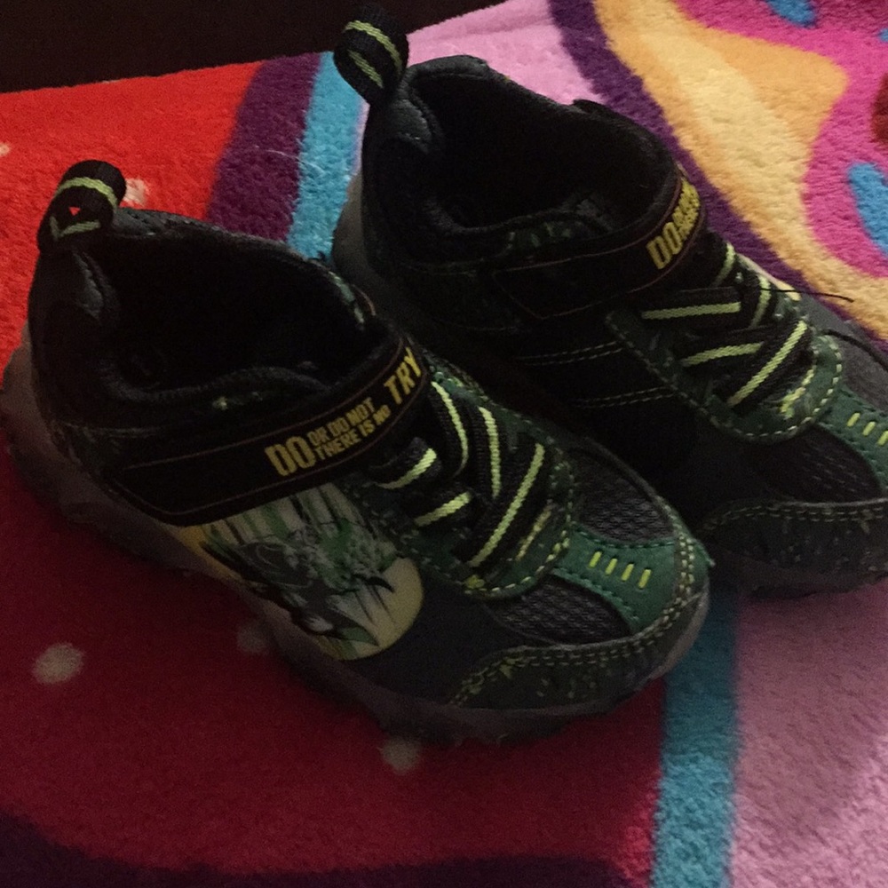 🤩Very cool toddler size 7 light up Star War shoes